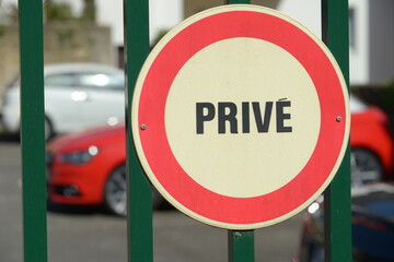 Panneau indiquant en français un parking privé - obrazy, fototapety, plakaty
