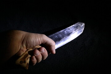 couteau dans la main 
