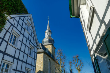 Historische Fachwerkhäuser und Kirche in Wuppertal Cronenberg