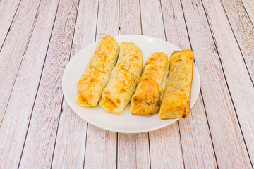 Stromboli is a kind of pie made with pizza dough typical of Italian-American cuisine. It is usually filled with minced meat or Italian cheese.