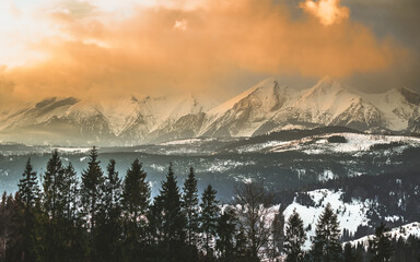 Tatry Wysokie o świcie, zima, szczyty w chmurach, Karpaty, widok z przełęczy nad Łapszanką.