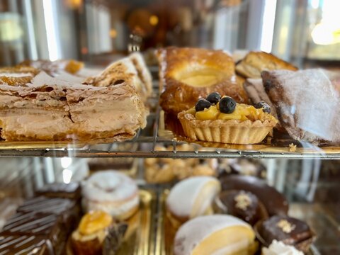 pasteles en bandejas en una vitrina. tartas y minidulces en una cafeteria
