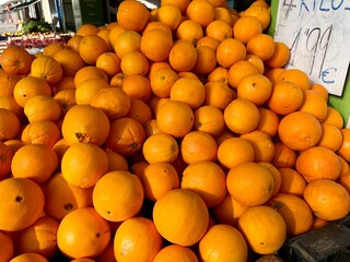 Naranjas en puesto de frutas callejero Andalucía, España