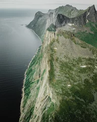 Foto op Plexiglas Kaki Shot van de prachtige bergen met uitzicht op zee en mistig weer
