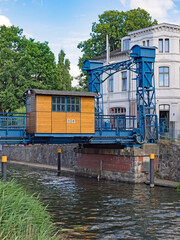 Historische Hubbrücke über den Fluss Elde  in Plau am See in Mecklenburg-Vorpommern, Deutschland - obrazy, fototapety, plakaty