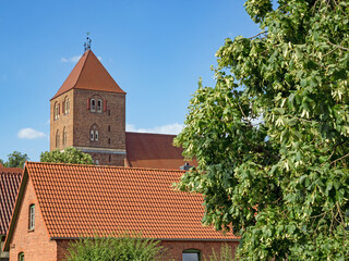 Außenaufnahme der Marienkirche in Plau am See, Mecklenburg-Vorpommern, Deutschland - obrazy, fototapety, plakaty