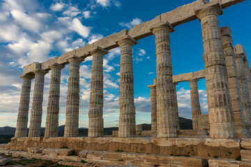 Obraz premium The Temple of Poseidon at Cape Sounion at sunset, over the Aegean Sea, Greece