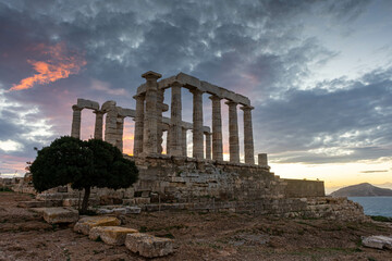 Fototapeta premium The Temple of Poseidon at Cape Sounion at sunset, over the Aegean Sea, Greece