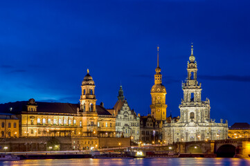 Fototapeta na wymiar Blick auf die Altstadt von Dresden bei Nacht mit beleuchteter Hofkirche, Georgentor, Schloßplatz