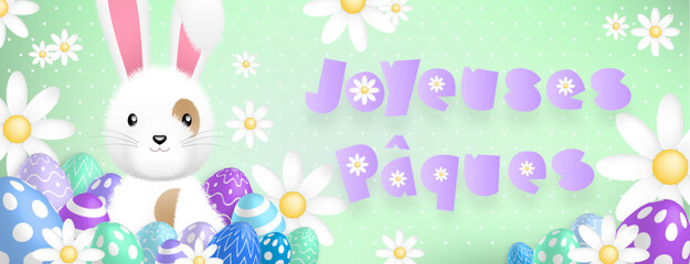 Texte mauve «Joyeuses Pâques», avec un mignon lapin blanc derriere des oeufs colorés et des fleurs sur un fond vert