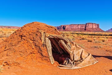 Fotobehang Navajo sweat lodge in Monument Valley, the Utah desert © Robert Shainline/Wirestock Creators