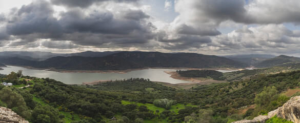 panorámica de 7 fotografías de lago visto desde balcón de castellar de la frontera en Andalucía