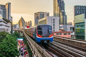 Foto op Plexiglas The Skytrain in Bangkok, Thailand © Wilfried Strang/Wirestock Creators