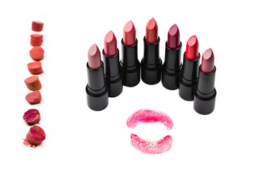 Obraz premium Many different lipsticks, different colors on lilac background. Space for text or design.