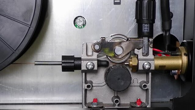 Operation of the welding wire feed mechanism in the MIG welding machine