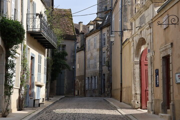 Rue typique, ville de Avallon, département de l'Yonne, France