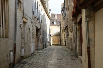 Fototapeta na wymiar Rue typique, ville de Avallon, département de l'Yonne, France