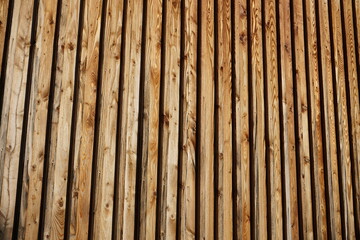 Fassadenverkleidung mit schönen unbehandelten Holzlatten bei Sonnenschein in der Altstadt von...