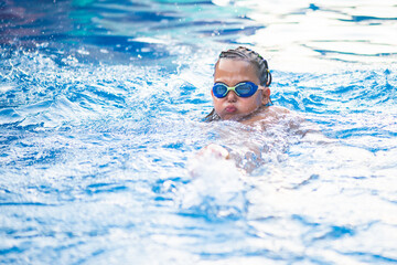 Naklejka premium Portrait of a little swimer at the pool