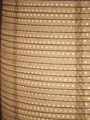 Close up Detail einer Papierlampe mit Löchern und Bogenelementen