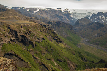 Wanderung durch Thorsmörk und Godaland im Süden von Island mit Blick auf die Schlucht mit dem Fluss Krossa. Im Hintergrund der Gletscher Myrdalsjökull auf der Caldera des Vulkans Katla.