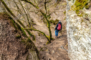 Fototapeta premium Steilstelle auf dem Klettersteig an der Nister im Westerwald