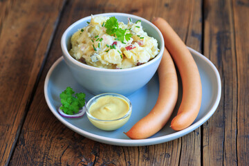 Kartoffelsalat mit Würstchen und Senf