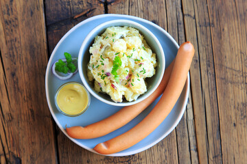 Kartoffelsalat mit Würstchen und Senf