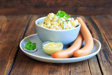 Kartoffelsalat mit Würstchen und Senf