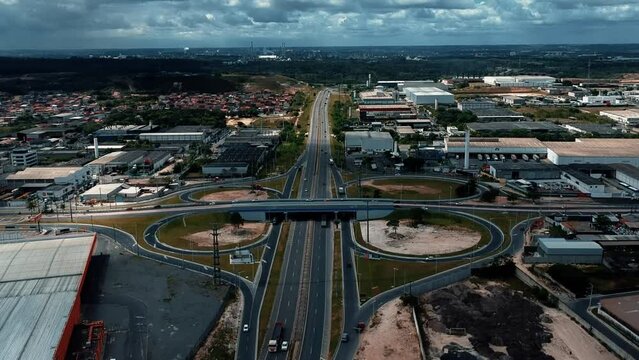 Imagem de drone do viaduto de Cama&ccedil;ari 