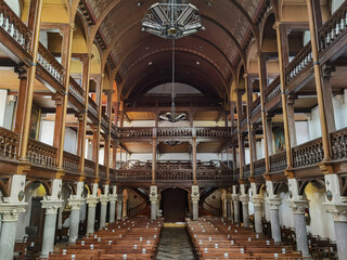 Interior e galerias de madeira da Igreja de São João Batista em Hasparren no País Basco em...