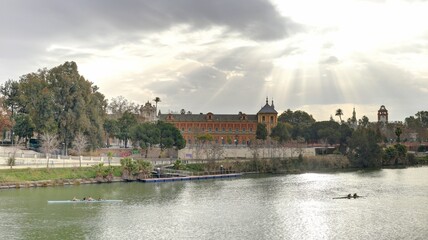 Obraz premium La tour de l'or sur les rives de la rivière à Guadalquivir à Séville