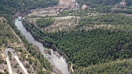 Fototapeta na wymiar lac artificiel et barrage hydroélectrique de Contreras en Espagne, communauté de Valence