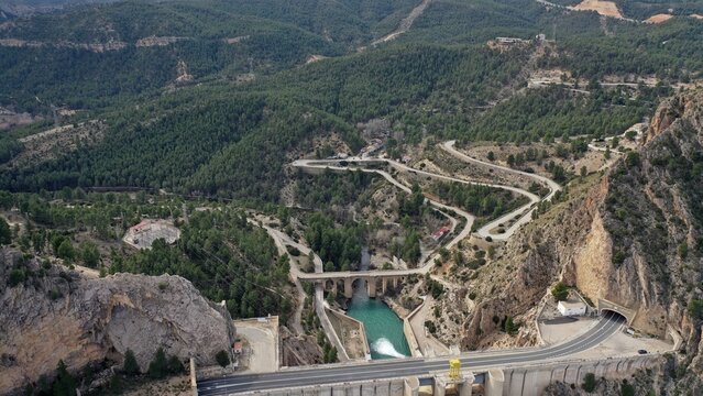lac artificiel et barrage hydroélectrique de Contreras en Espagne, communauté de Valence