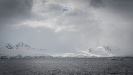 Eine wolkenverhangene Eis- und Gletscherlandschaft in der Antarktis.