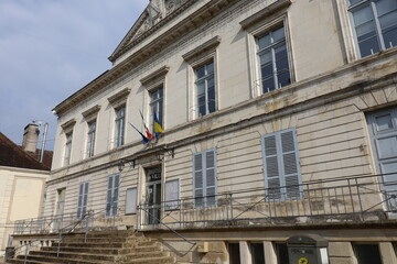 Fototapeta na wymiar La mairie, vue de l'extérieur, ville de Tonnerre, département de l'Yonne, France