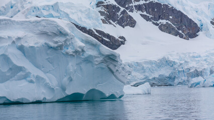 Dicke Eisschollen und blau schimmernde Eisberge ragen aus den Gewässern des Südpolarmeeres der...