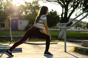 Mujer haciendo ejercicio en el parque