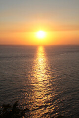 Obraz premium 海の夕日 女性のシュルエット 夕焼け風景 Sea sunset, women's sluette, sunset scenery