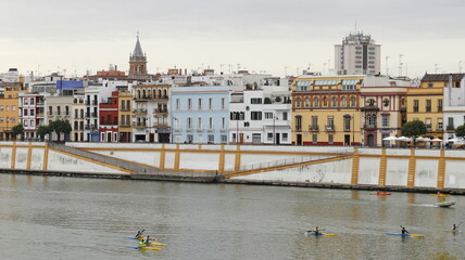 Obraz premium La tour de l'or sur les rives de la rivière à Guadalquivir à Séville