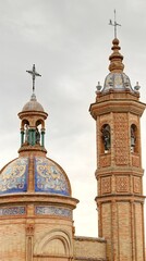 Obraz premium La tour de l'or et les façades des églises et azulejos sur les rives de la rivière à Guadalquivir à Séville