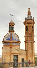 Fototapeta premium La tour de l'or et les façades des églises et azulejos sur les rives de la rivière à Guadalquivir à Séville