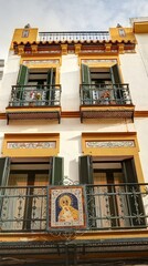 Fototapeta na wymiar La tour de l'or et les façades des églises et azulejos sur les rives de la rivière à Guadalquivir à Séville