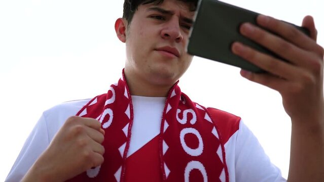 Fan de Per&uacute; celebrando un gol con su celular. Fan de la selecci&oacute;n de futbol de Per&uacute; celebrando goles. Concepto de Futbol. Copa del mundo.
