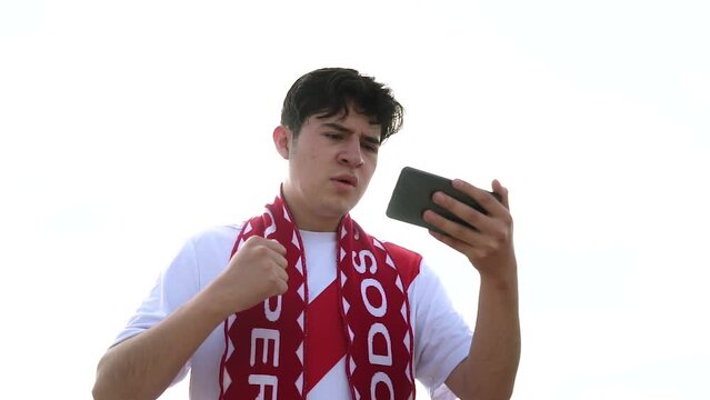 Fan de Per&uacute; celebrando un gol con su celular. Fan de la selecci&oacute;n de futbol de Per&uacute; celebrando goles. Concepto de Futbol. Copa del mundo.