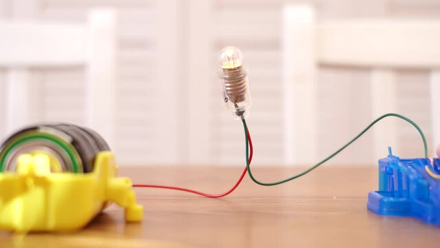 豆電球を点灯している様子