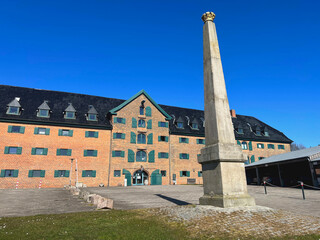 Fototapeta premium Kiel Holtenau Kanalpackhaus mit Obelisk