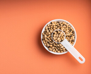raw blackeye beans in the ceramic bowl