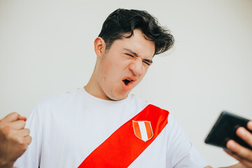 Hincha de la Selección de futbol de Perú celebrando. Hincha de Perú. Fan de Perú. Concepto de fútbol, copa del mundo. - obrazy, fototapety, plakaty