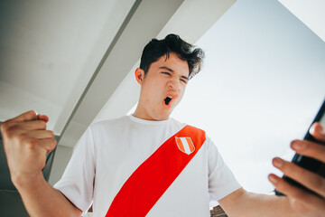Hincha de la Selección de futbol de Perú celebrando. Hincha de Perú. Fan de Perú. Concepto de fútbol, copa del mundo. © artrolopzimages